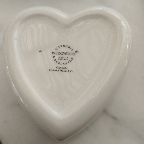 WEDGWOOD PETER RABBIT HEART-SHAPED TRINKET DISH W/ LID & MATCHING SWITCH PLATE - Picture 3 of 15